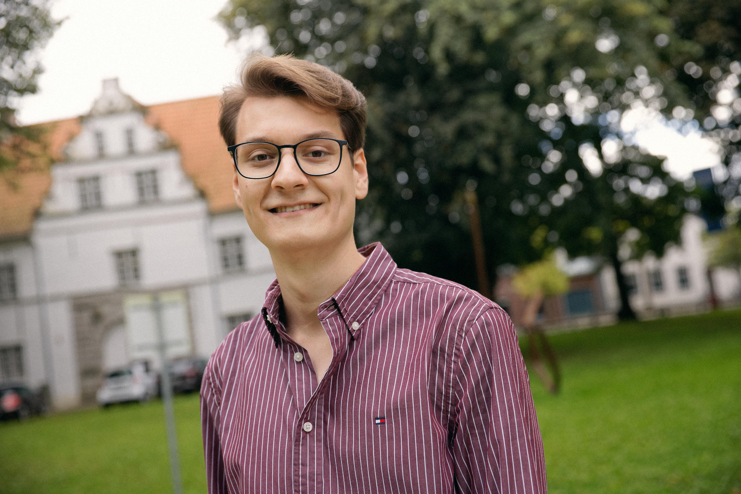Skade Nielsen Niquet (FDP), Landtagskandidat Nordfriesland-Süd 2027, vor dem Schloss vor Husum – Tourismus & Region