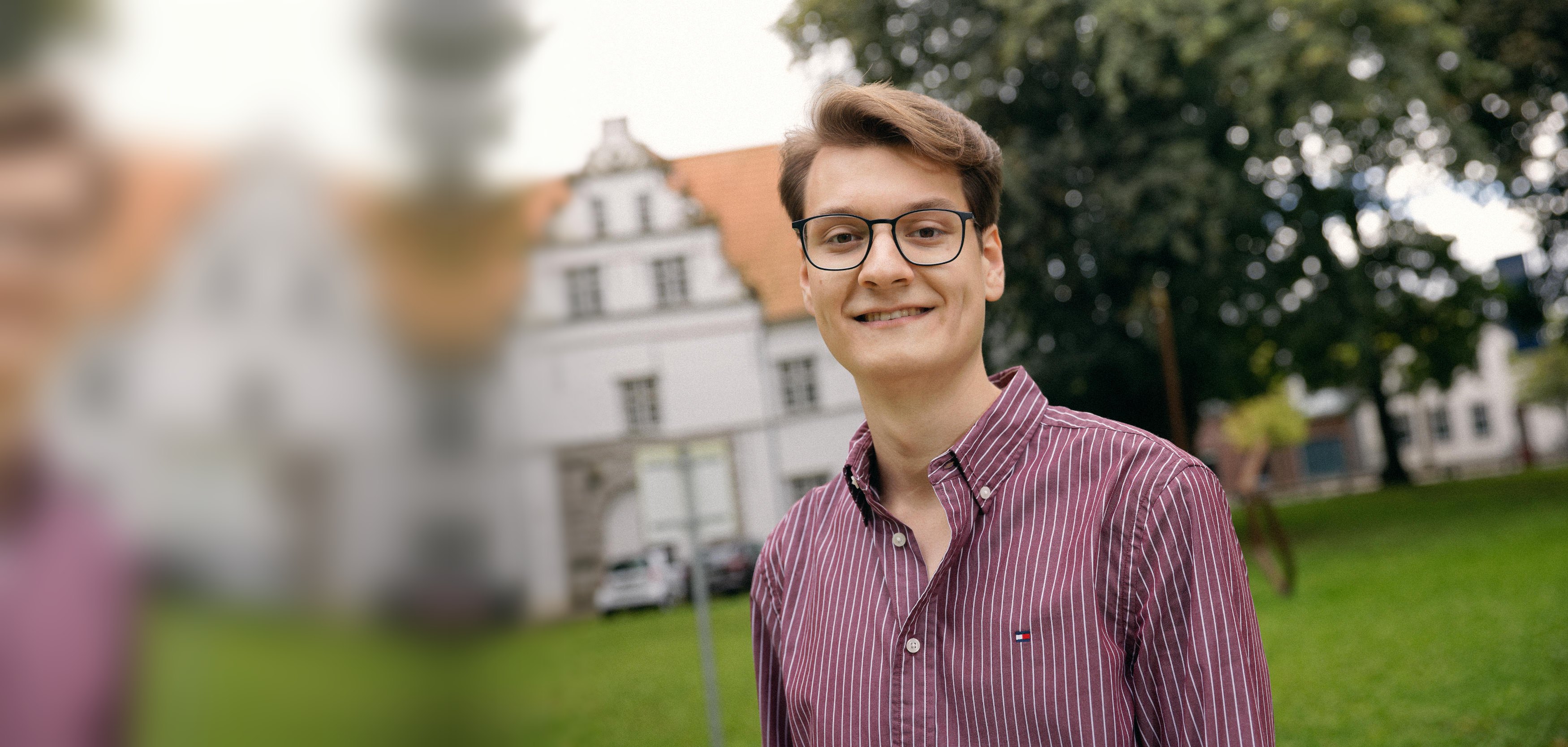 Skade Nielsen Niquet (FDP), Landtagskandidat Nordfriesland-Süd 2027, vor dem Schloss vor Husum