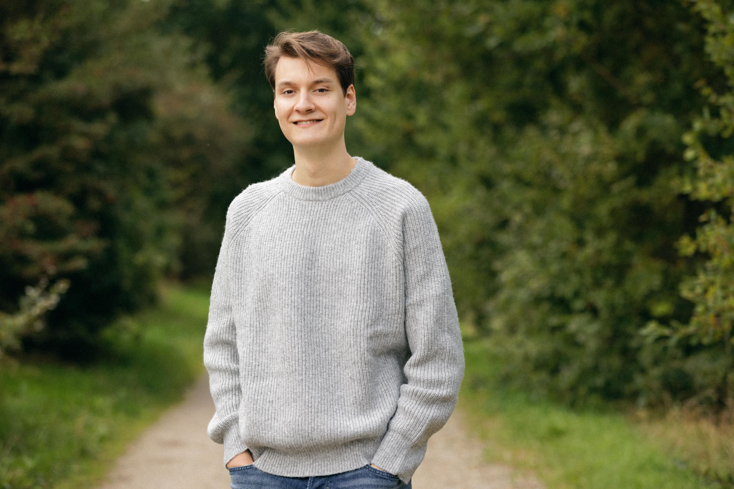 Skade Nielsen Niquet (FDP), Landtagskandidat Nordfriesland-Süd 2027, auf einem Waldweg in Nordfriesland – Bildung & Jugend