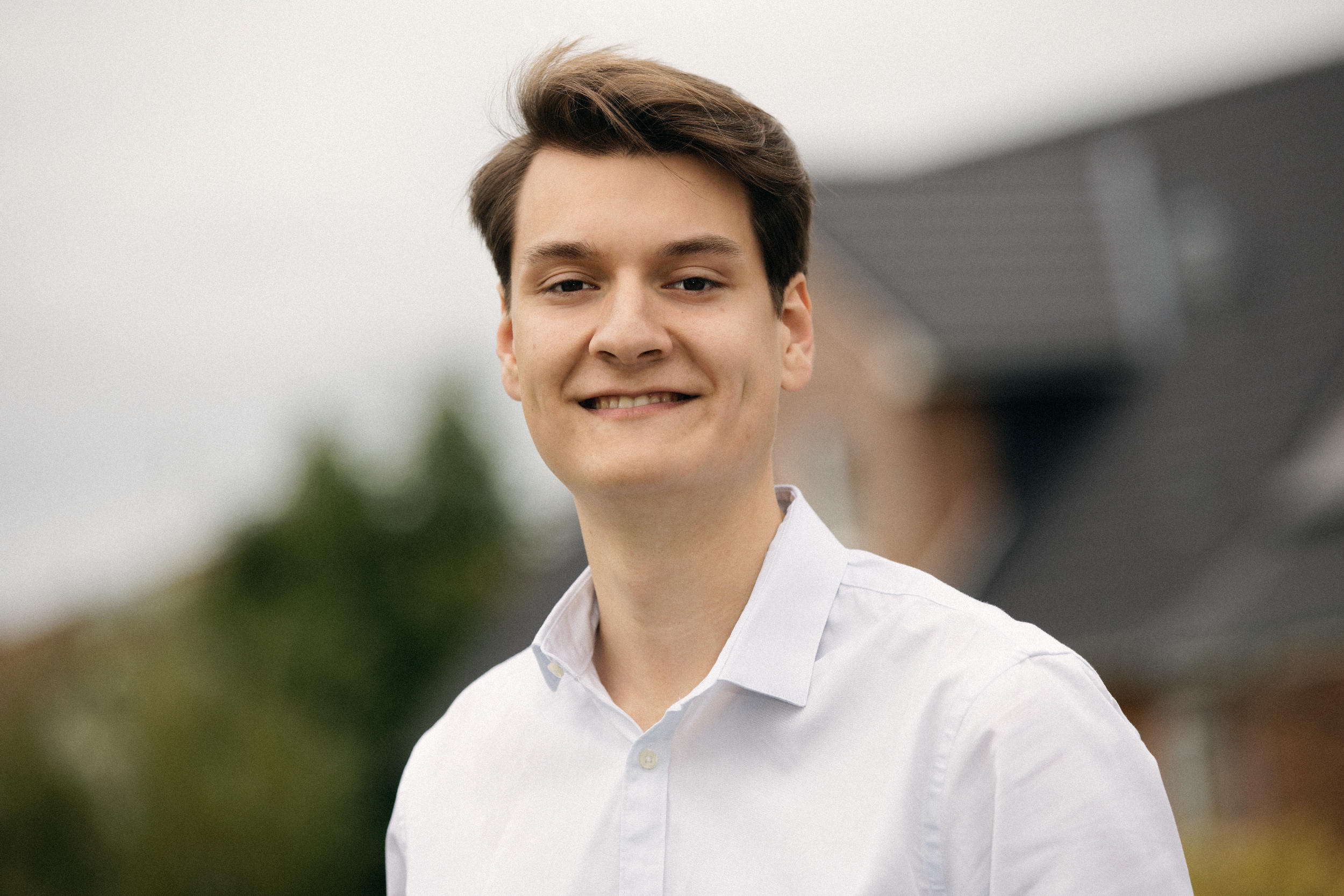 Skade Nielsen Niquet (FDP), Landtagskandidat Nordfriesland-Süd 2027, Porträt im weißen Hemd – Digitalisierung