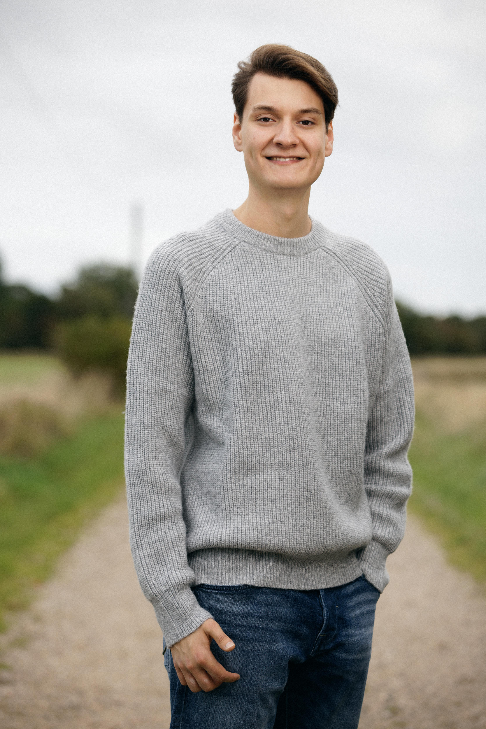 Skade Nielsen Niquet (FDP), Landtagskandidat Nordfriesland-Süd 2027, Porträt im grauen Pullover